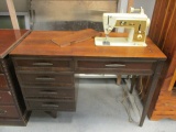 Singer Golden Touch & Sew Deluxe Zig-Zag Sewing Machine in Wood Cabinet