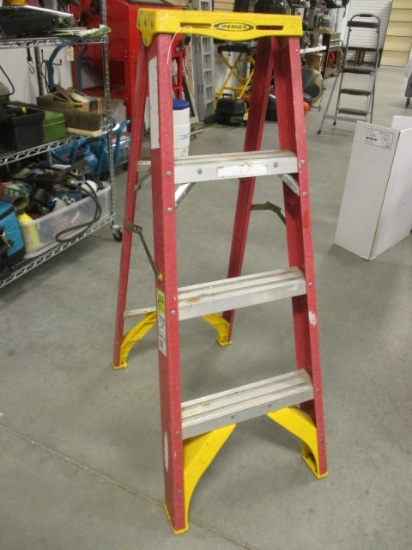 Werner 4' Non Conductive Fiberglass FS204 Step Ladder