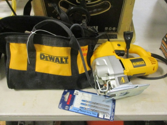 DeWalt Electric VS Orbital Jig Saw with Blades in Canvas Carry Bag