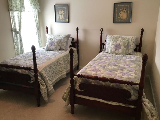 Pair of Vintage Mahogany Pineapple Post Twin Beds