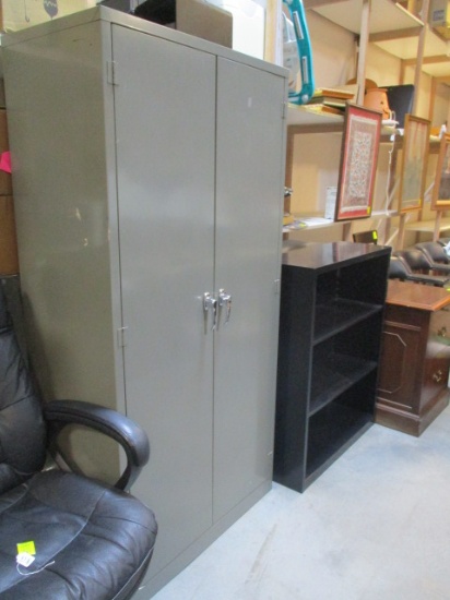 Metal Cabinet With 6 Adjustable Shelves.