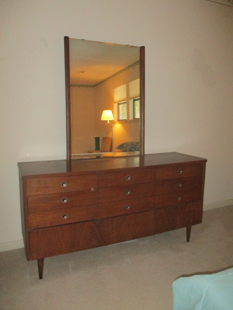 Bassett Mid Century Dresser with Mirror | Proxibid Bassett Mid Century Dresser with Mirror | Proxibid