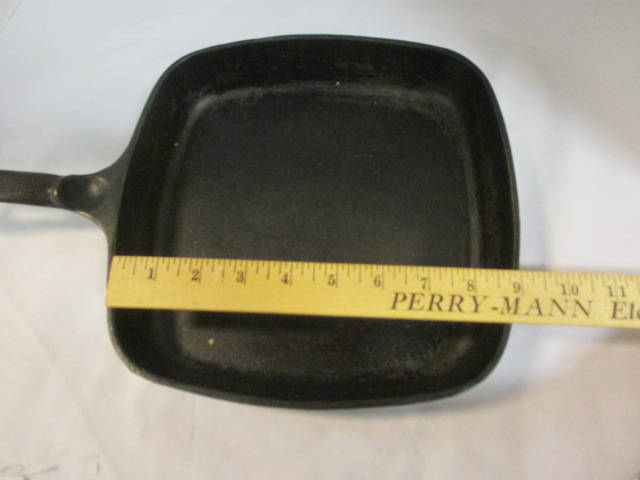 Cast Iron Lot Inc. Wagner Ware Skillet And Unmarked Fryer And Skillet