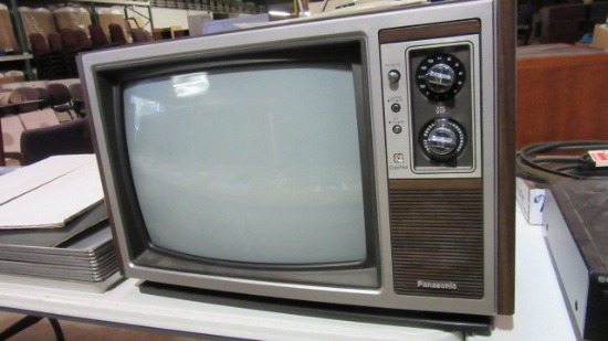 1981 Panasonic CT-9011 19" Diagonal Color TV