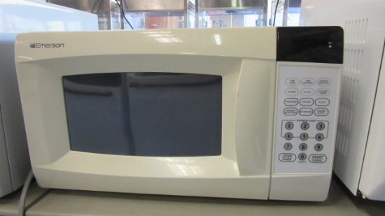 White Emerson 700W Microwave