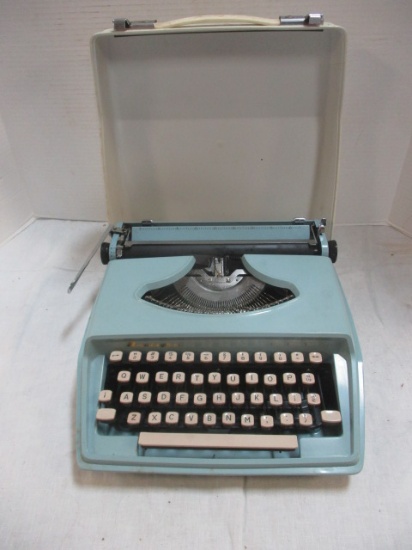 Remington Holiday Manual Typewriter in Case