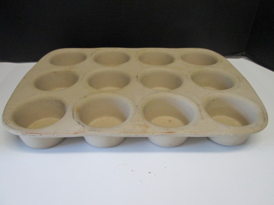 The Pampered Chef The Heritage Family Collection Stoneware Muffin Baker