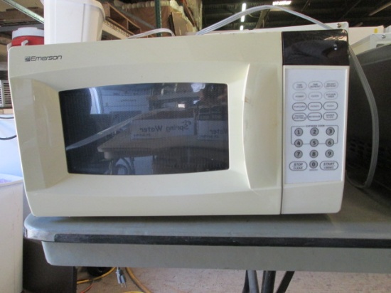 Emerson White 700 Watt Microwave