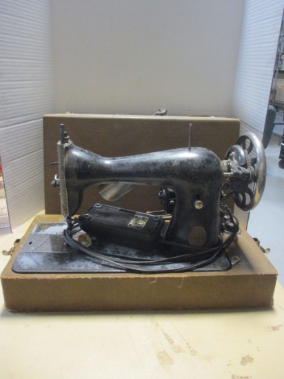 Singer Mfg. Vintage Sewing Machine in Wood Case