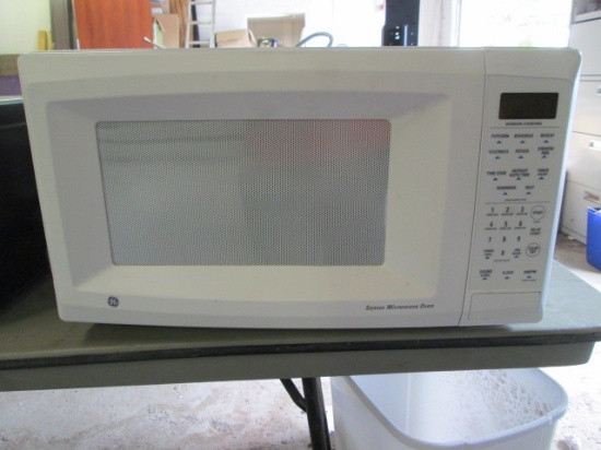 White GE Turntable Microwave Oven