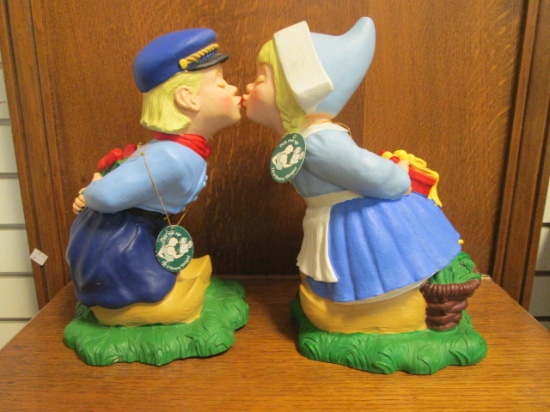 Artline "Kissing Little Dutch Boy and Girl" Lightweight  Garden Statues