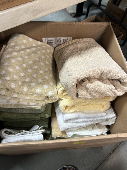 LARGE Grouping of Nice Bath Towels, Hand Towels and Wash Clothes