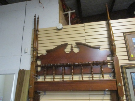 American Drew Queen Size  Poster Bed with Rails and Slats.