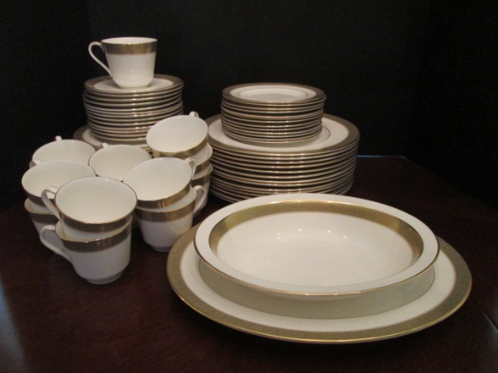 71 Pieces of Royal Doulton "Belvedere" English Fine Bone China and Serving Pieces