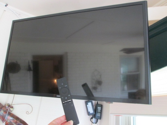 Samsung 32" LED Flatscreen TV with Remote and Wall Mounting Bracket