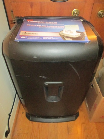 Staples Model SPL-TXC152A 15 Sheet Paper/CD/Card Shredder
