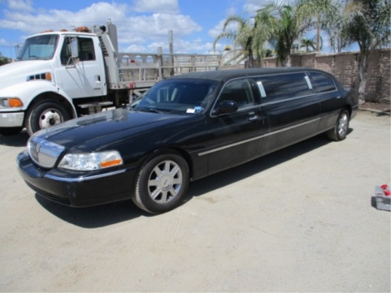 2006 Lincoln Town Car Limousine,