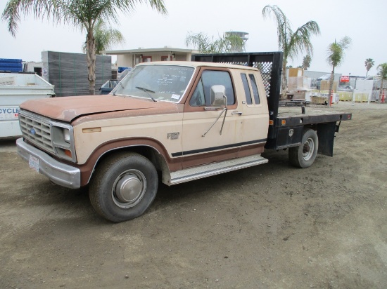 Ford F250 XLT Extended-Cab Flatbed Truck,