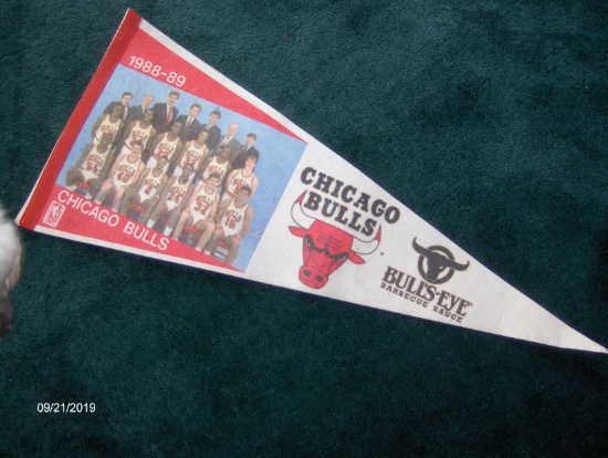 1988 CHICAGO BULLS TEAM PICTURE PENNANT / MICHAEL JORDAN