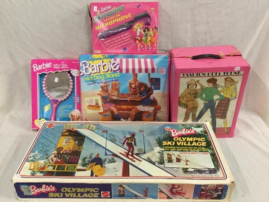 4 Barbie playsets , 1 Fashion doll trunk, 7 barbies + 1 doll see description and pics
