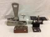 Vintage Hobart Manufacturing scale model 402 & a Chicago apparatus scale