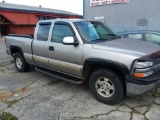 2001 Chevrolet silverado extended cab pickup w/ short bed, V-8, 4 wheel drive w/ clean title! wow!