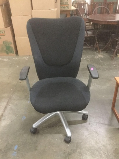 Black rolling adjustable office chair