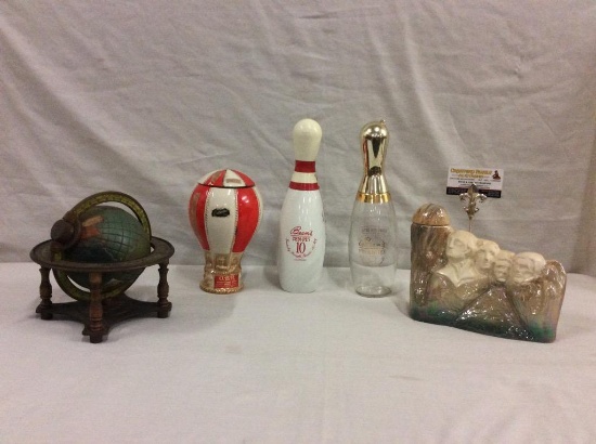 Collectible decanter lots incl a globe and Mt Rushmore decanter - 3 by Jim Beam