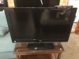 LG 32' flatscreen tv w/ remote control - works great