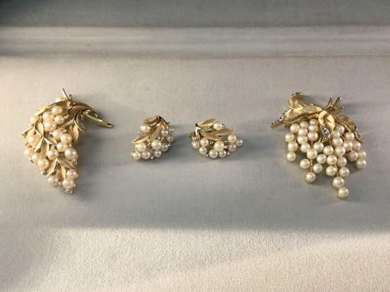 2 beautiful Trifari brooches and a pair of matching earrings, see pics