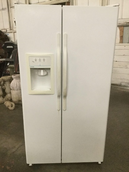 Hotpoint refrigerator /freezer with water and ice dispenser