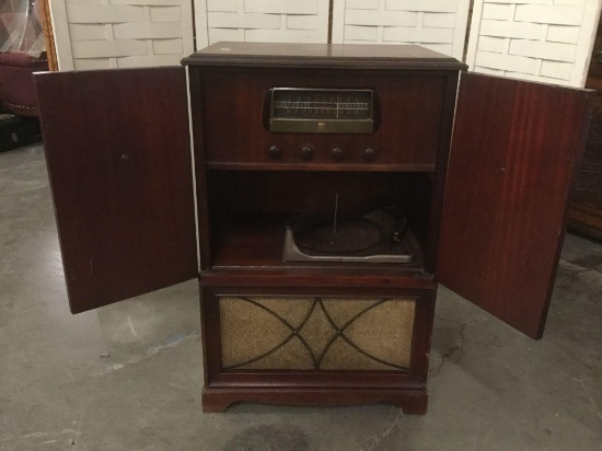 Antique Montgomery Wards - Airline tube radio receiver and phonograph record player as is