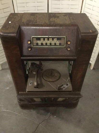 Antique Philco tube receiver and phonograph record player