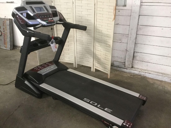 Sole F80 treadmill w/ incline built in sound system, built in cooling fans