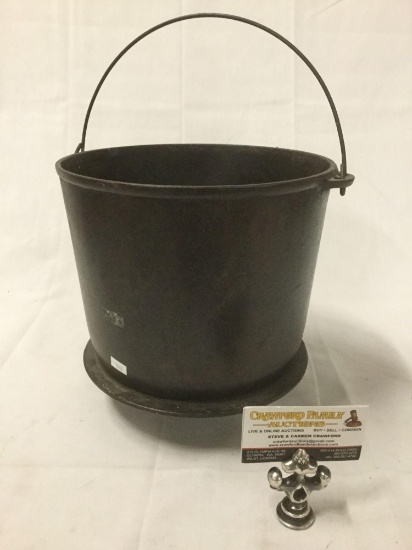 Cast iron cowboy bean pot with handle