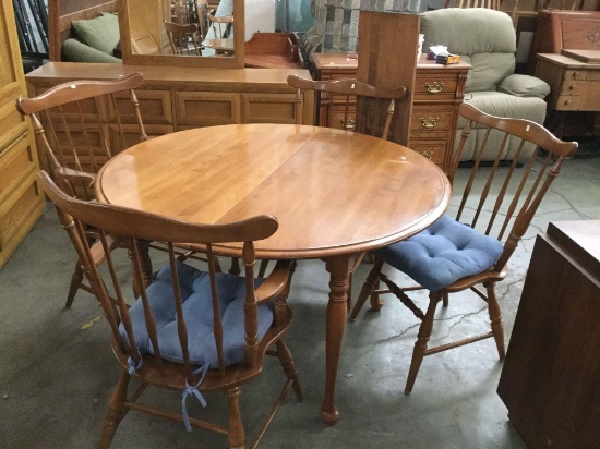 Round oak maple dining table with 4 matching chairs and a leaf extension