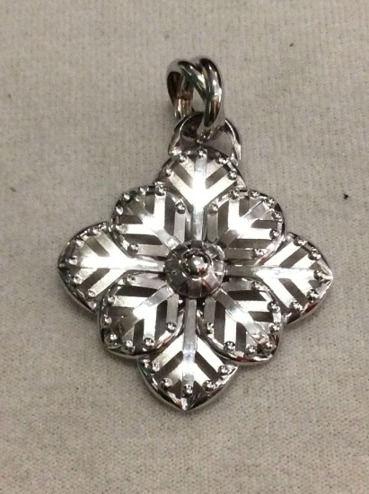 Beautiful 14K white gold pendant @ 4.9 grams