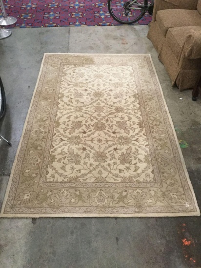 Ivory wool modern machined made area rug with traditional pattern