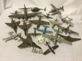 18 Models, in various conditions or completion. Includes some extra pieces. See pics