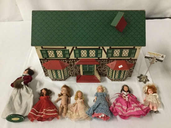 Vintage Tudor style doll house w/ 7 various antique dolls, includes Nancy Ann Storybook Dolls etc