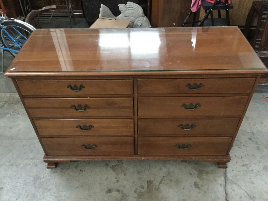 Thomasville Welsh Valley Solid Cherry Wood Dresser With 8 Drawers And Glass Top Estate Personal Property Furniture Dressers Online Auctions Proxibid