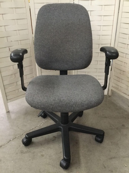 Modern rolling office chair, nice condition, approx 27 x 30 x 40 inches
