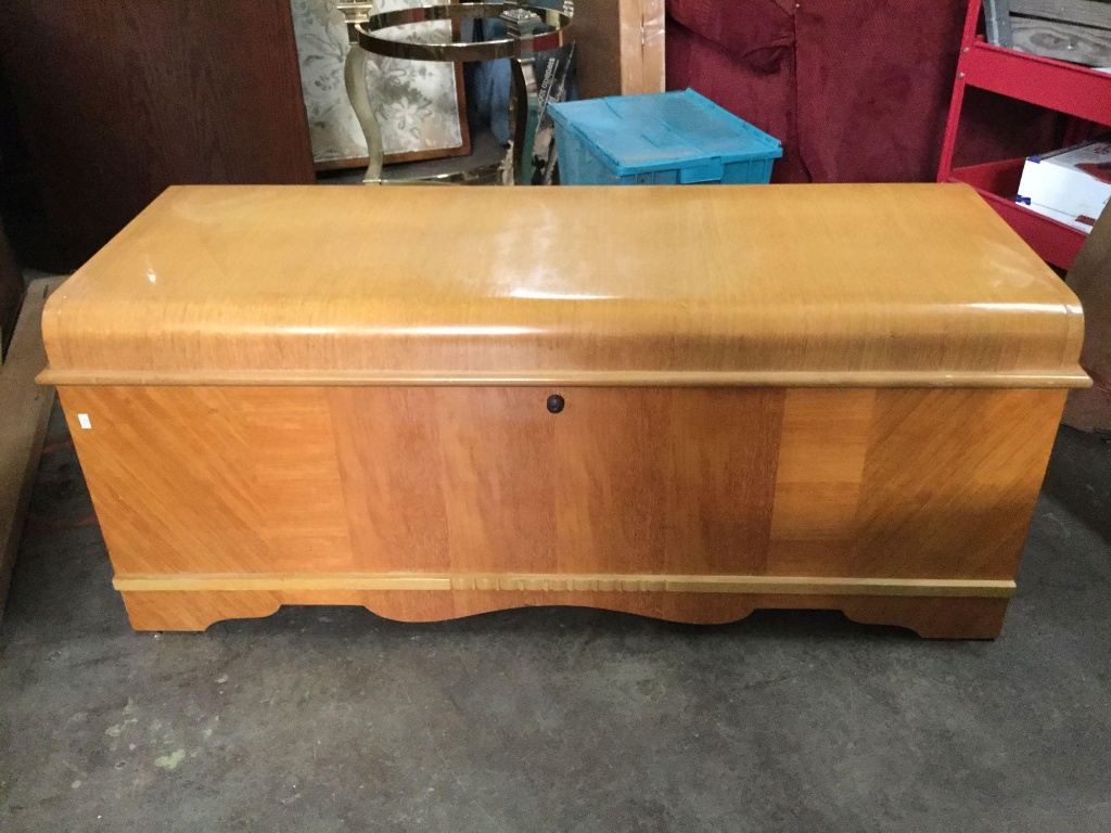 Cavalier Corp Vintage Mid Century Cedar Chest With Nice Grain And Interior Shelf Estate Personal Property Furniture Vintage Furniture Online Auctions Proxibid