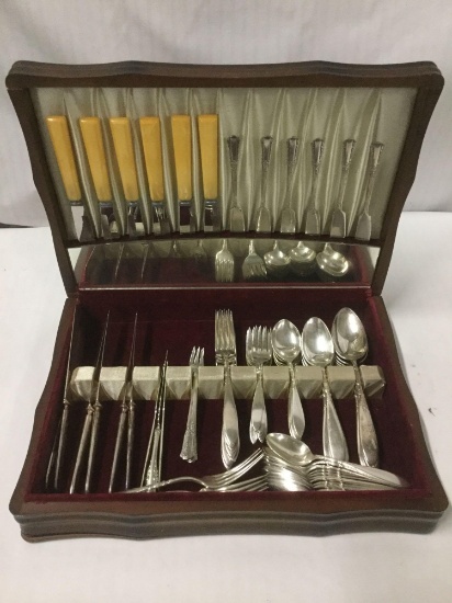 78 pieces of Roger Bros silverplate flatware in box - knives, forks, spoons etc see pics