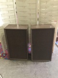 Pair of unmarked vintage speakers. Tested and working