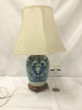 Hand painted vintage blue Chinese motif table lamp - tested and working