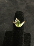 Yellow gold band with peridot & tri-diamond setting - size 5.5 & 2.5g ttw