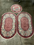 Lot of 3 matching wool rugs incl. 2 oval shaped, 1 round - fringe trimmed on all