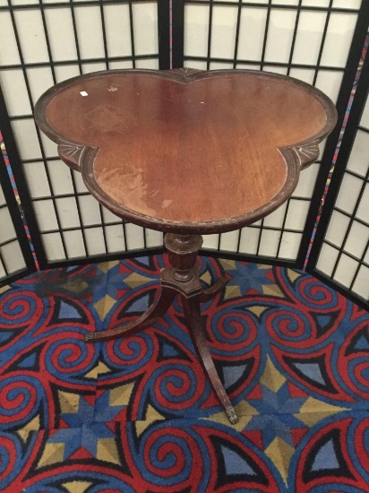 Antique deco side table with metal foot caps - 3 leaf clover look top