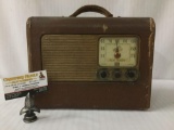 Antique RCA Victor 25BP Portable Radio, with serial number B081681. Powers up, but doesn?t catch a